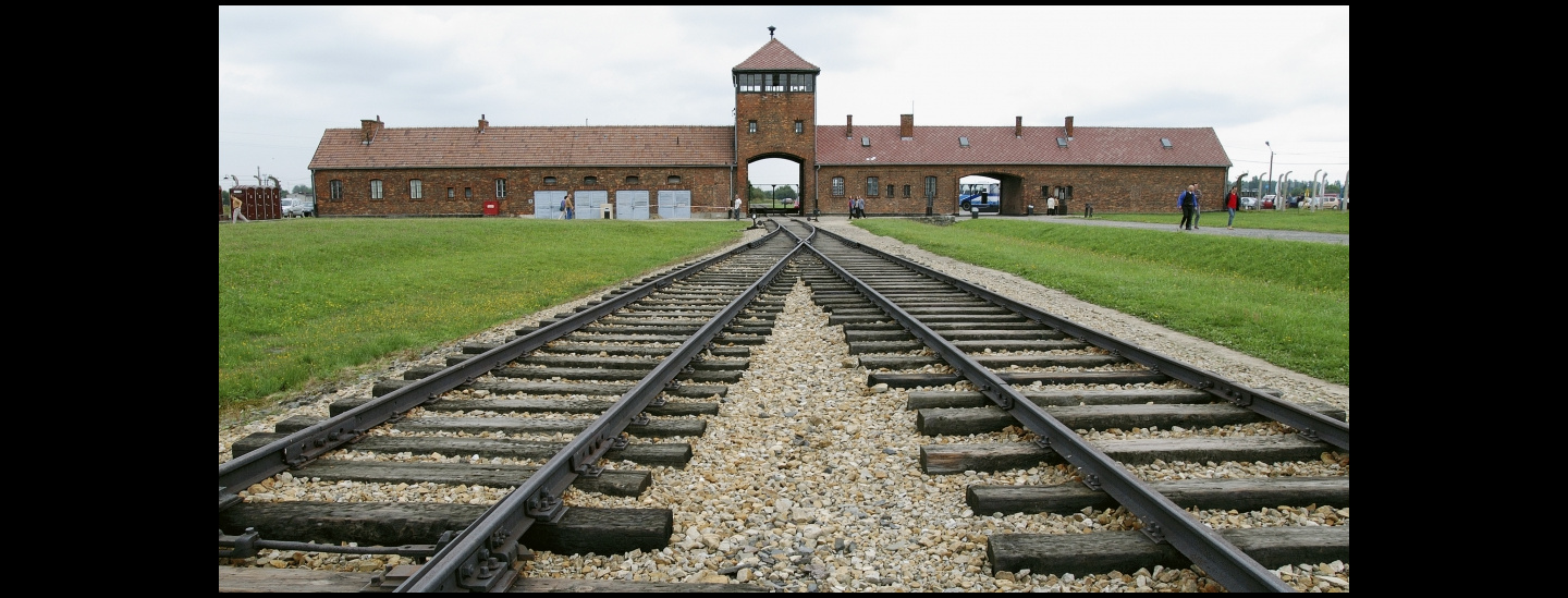 auschwitz-entrance-p.jpeg