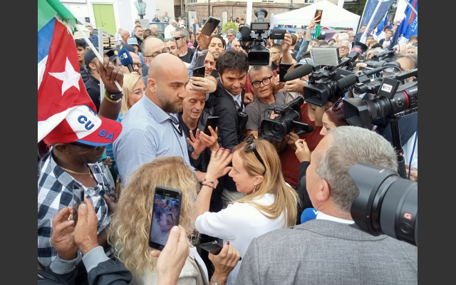 Giorgia Meloni in piazza Matteotti a Bolzano